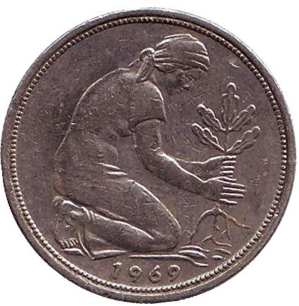 Монета 50 пфеннигов. 1969 (D) год, ФРГ. Женщина, сажающая дуб.
