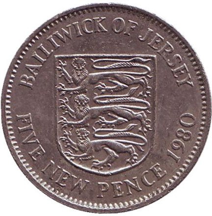 Монета 5 новых пенсов. 1980 год, Джерси. Из обращения. Герб Джерси.