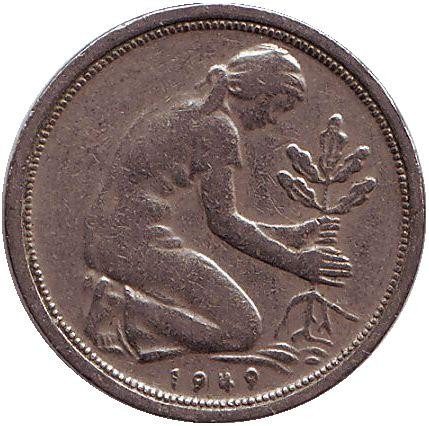 Монета 50 пфеннигов. 1949 (G) год, ФРГ. Женщина, сажающая дуб.