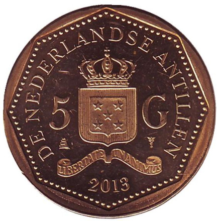 Монета 5 гульденов. 2013 год, Нидерландские Антильские острова. Объявление королевы Беатрикс о смене трона принцем Виллемом-Александром. Флаг Кюрасао. Монета 5 гульденов. 2013 год, Нидерландские Антильские острова. Объявление королевы Беатрикс о смене трона принцем Виллемом-Александром. Флаг Кюрасао.