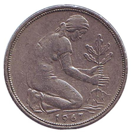 Монета 50 пфеннигов. 1967 (D) год, ФРГ. Женщина, сажающая дуб.