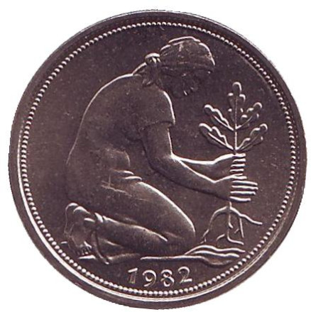 Монета 50 пфеннигов. 1982 год (G), ФРГ. Женщина, сажающая дуб.