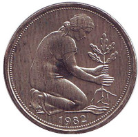 Женщина, сажающая дуб. Монета 50 пфеннигов. 1982 год (J), ФРГ.