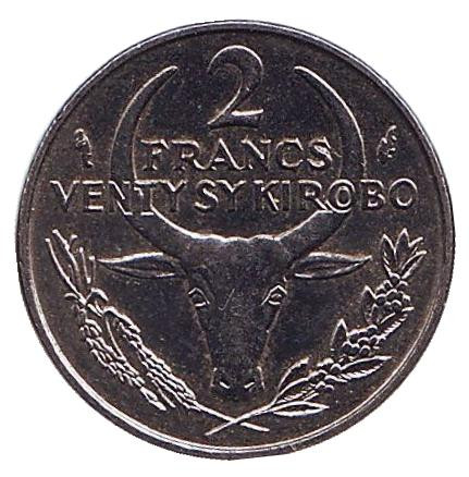 Монета 2 франка. 1986 год, Мадагаскар. Буйвол. Пуансеттия.