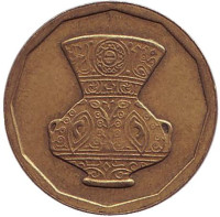 Декоративная ваза. Монета 5 пиастров. 1992 год, Египет.