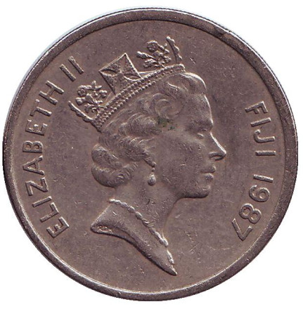 Монета 20 центов. 1987 год, Фиджи. Культовый атрибут Tabua (зуб кита) на плетеном шнурке. Монета 20 центов. 1987 год, Фиджи. Культовый атрибут Tabua (зуб кита) на плетеном шнурке.