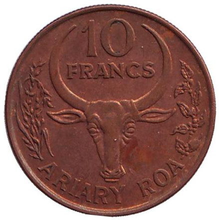 Монета 10 франков. 1996 год, Мадагаскар. Буйвол. Стручки ванили.