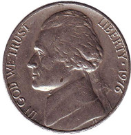 Монета 5 центов. 1976 год (P), США. Джефферсон. Монтичелло. Монета 5 центов. 1976 год (P), США. Джефферсон. Монтичелло.