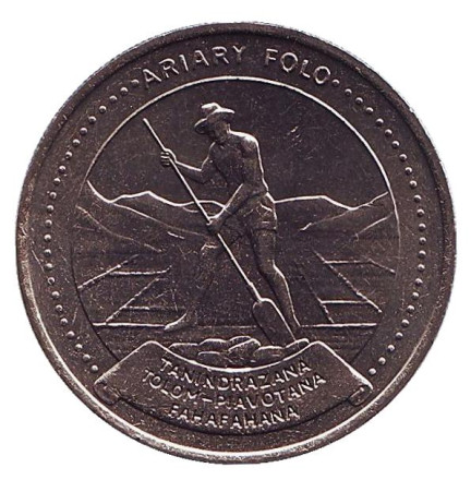Монета 10 ариари. 1978 год, Мадагаскар. UNC. Резчик торфа за работой.