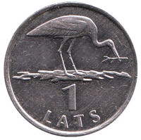 Аист. Монета 1 лат. 2001 год, Латвия. Монета из обращения.