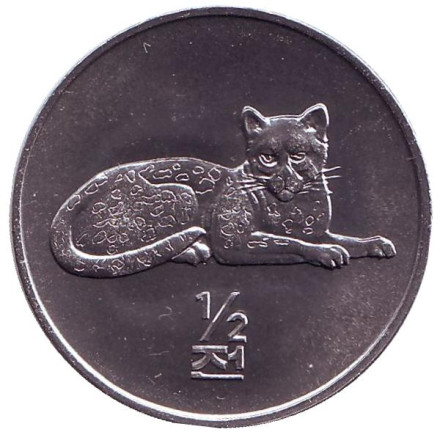 Монета 1/2 чона. 2002 год, Северная Корея. Леопард. Мир животных.
