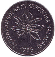 Пуансеттия. Монета 5 ариари. 1986 год, Мадагаскар.