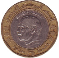 Монета 5 динаров. 2002 год, Тунис. (звезды с орнаментом) Хабиб Бен Али Бургира. Монета 5 динаров. 2002 год, Тунис. (звезды с орнаментом) Хабиб Бен Али Бургира.