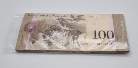 Пачка банкнот 100 боливаров (50 штук). 2011-2012 гг., Венесуэла. Пачка банкнот 100 боливаров (50 штук). 2011-2012 гг., Венесуэла.
