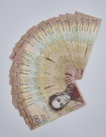 Пачка банкнот 100 боливаров (50 штук). 2011-2012 гг., Венесуэла. Пачка банкнот 100 боливаров (50 штук). 2011-2012 гг., Венесуэла.