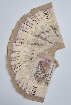 Пачка банкнот 100 боливаров (50 штук). 2011-2012 гг., Венесуэла. Пачка банкнот 100 боливаров (50 штук). 2011-2012 гг., Венесуэла.