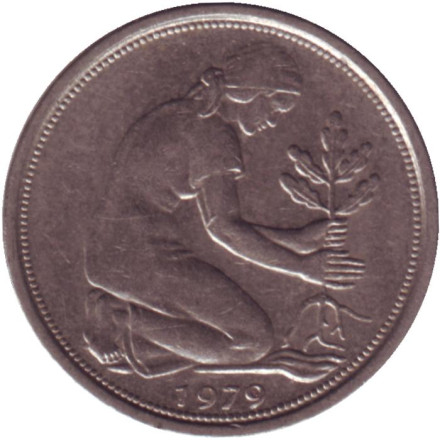 Монета 50 пфеннигов. 1979 год (D), ФРГ. Из обращения. Женщина, сажающая дуб.