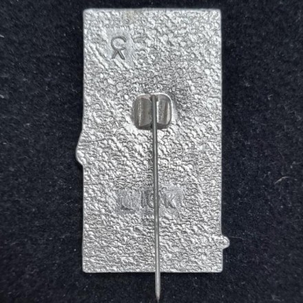 Ленинград. Статуя божества моря у Ростральной колонны. Значок. СССР.