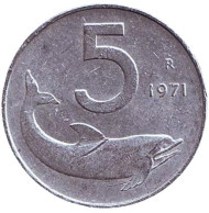 Монета 5 лир. 1971 год, Италия. Дельфин. Судовой руль.