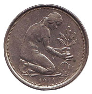 Монета 50 пфеннигов. 1971 (J) год, ФРГ. Женщина, сажающая дуб. Монета 50 пфеннигов. 1971 (J) год, ФРГ. Женщина, сажающая дуб.