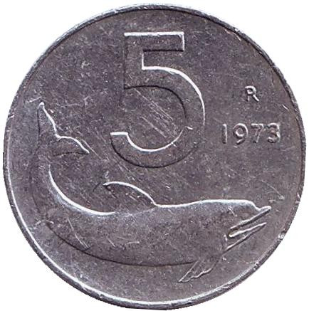 Монета 5 лир. 1973 год, Италия. Дельфин. Судовой руль.
