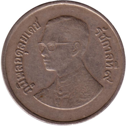 Монета 1 бат. 1983 год, Таиланд. Рама IX. Большой дворец в Бангкоке. Монета 1 бат. 1983 год, Таиланд. Рама IX. Большой дворец в Бангкоке.