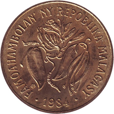 Монета 10 франков. 1984 год, Мадагаскар. Буйвол. Стручки ванили. Монета 10 франков. 1984 год, Мадагаскар. Буйвол. Стручки ванили.