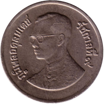 Монета 1 бат. 1984 год, Таиланд. Рама IX. Большой дворец в Бангкоке. Монета 1 бат. 1984 год, Таиланд. Рама IX. Большой дворец в Бангкоке.