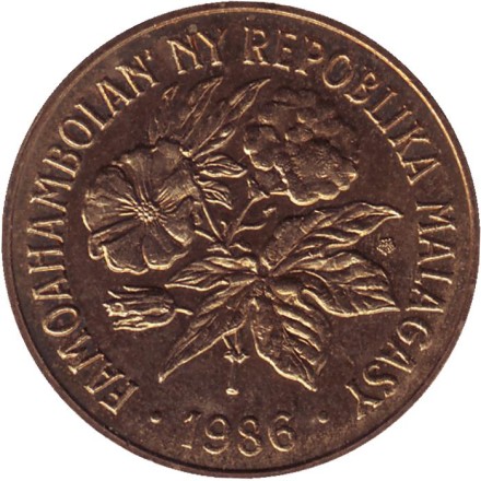 Монета 20 франков. 1986 год, Мадагаскар. Буйвол. Хлопок. Монета 20 франков. 1986 год, Мадагаскар. Буйвол. Хлопок.