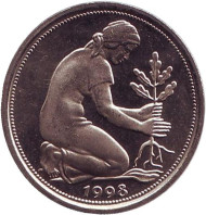 Монета 50 пфеннигов. 1998 год (G), ФРГ. Женщина, сажающая дуб. Монета 50 пфеннигов. 1998 год (G), ФРГ. Женщина, сажающая дуб.
