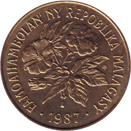 Монета 20 франков. 1987 год, Мадагаскар. Буйвол. Хлопок. Монета 20 франков. 1987 год, Мадагаскар. Буйвол. Хлопок.