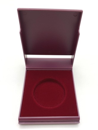 Футляр (коробка) прямоугольный для одной монеты диаметром до 46 мм. Производство Россия. 79х106х16 мм.