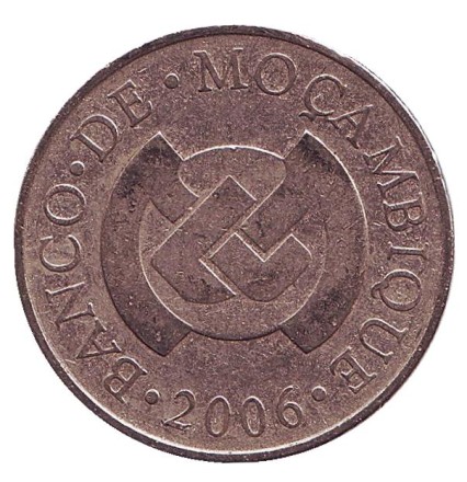 Монета 5 метикалов. 2006 год, Мозамбик. Из обращения. Барабан.