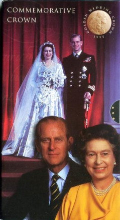 Монета 5 фунтов. 1997 год, Великобритания. (в буклете) Золотая свадьба Королевы.