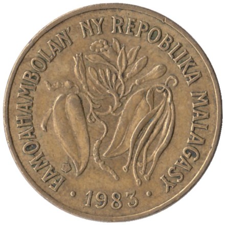 Монета 10 франков. 1983 год, Мадагаскар. Буйвол. Стручки ванили. 