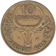 Монета 10 франков. 1983 год, Мадагаскар. Буйвол. Стручки ванили. Монета 10 франков. 1983 год, Мадагаскар. Буйвол. Стручки ванили.