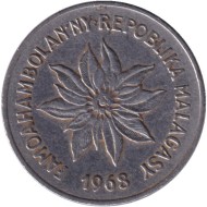 Монета 5 франков. 1968 год, Мадагаскар. Пуансеттия.