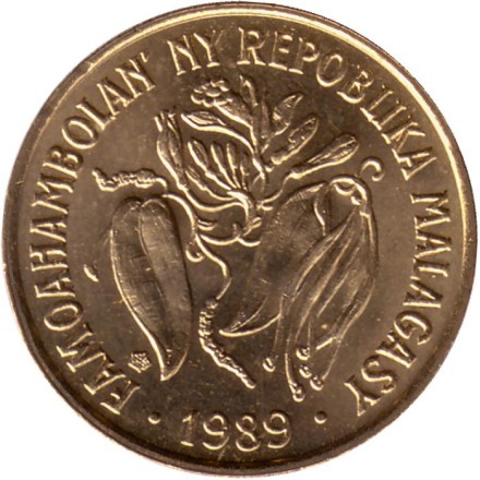 Монета 10 франков. 1989 год, Мадагаскар. Буйвол. Стручки ванили. UNC.