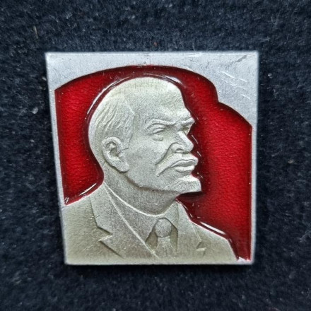 В.И. Ленин на фоне красного знамени . Значок. СССР.