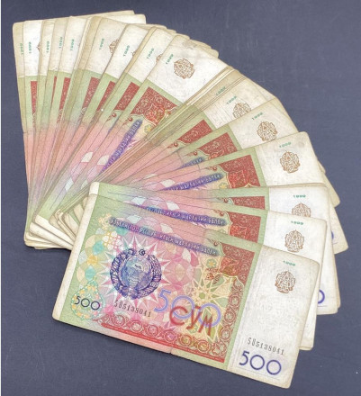 Пачка банкнот 500 сумов (50 штук). 1999 год, Узбекистан. Пачка банкнот 500 сумов (50 штук). 1999 год, Узбекистан.