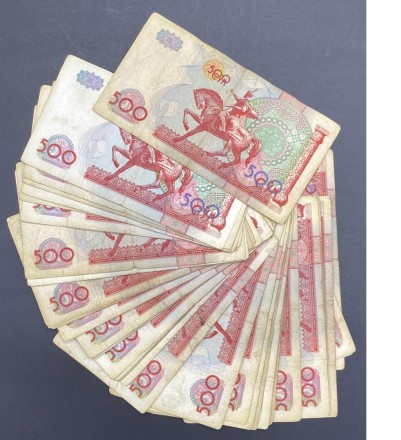 Пачка банкнот 500 сумов (50 штук). 1999 год, Узбекистан. Пачка банкнот 500 сумов (50 штук). 1999 год, Узбекистан.