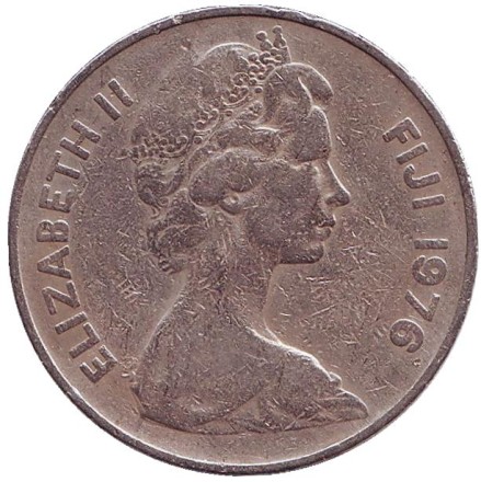 Монета 20 центов. 1976 год, Фиджи. Культовый атрибут Tabua (зуб кита) на плетеном шнурке.