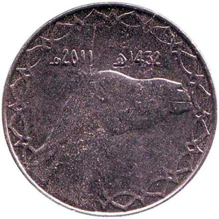 Монета 2 динара. 2011 год, Алжир. Одногорбый верблюд.