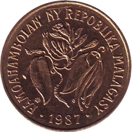 Монета 10 франков. 1987 год, Мадагаскар. Буйвол. Стручки ванили. Монета 10 франков. 1987 год, Мадагаскар. Буйвол. Стручки ванили.