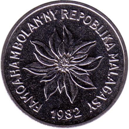 Монета 2 франка. 1982 год, Мадагаскар. Буйвол. Пуансеттия. Монета 2 франка. 1982 год, Мадагаскар. Буйвол. Пуансеттия.