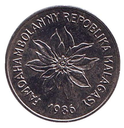 Монета 2 франка. 1986 год, Мадагаскар. Буйвол. Пуансеттия.