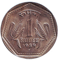 Монета 1 рупия. 1989 год, Индия. ("♦" - Бомбей, гурт - рубчатый с желобом). Монета 1 рупия. 1989 год, Индия. ("♦" - Бомбей, гурт - рубчатый с желобом).