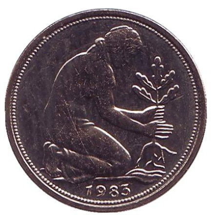 Монета 50 пфеннигов. 1983 год (D), ФРГ. Женщина, сажающая дуб.