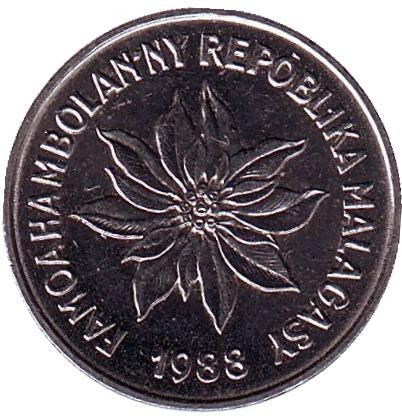 Монета 2 франка. 1988 год, Мадагаскар. Пуансеттия. Монета 2 франка. 1988 год, Мадагаскар. Пуансеттия.