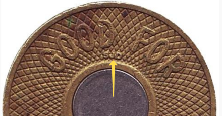 Жетон метрополитена г. Нью-Йорк. "Бычий глаз". 1986-95 гг., США. (Монограмма SJD) Жетон метрополитена г. Нью-Йорк. "Бычий глаз". 1986-95 гг., США. (Монограмма SJD)